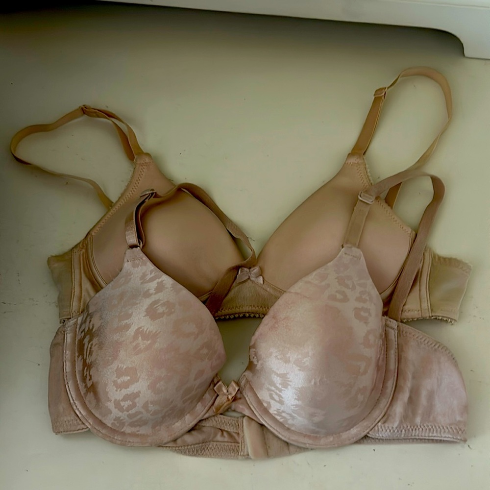 2 Bras. Like new condition. Maidenform and Tooware.